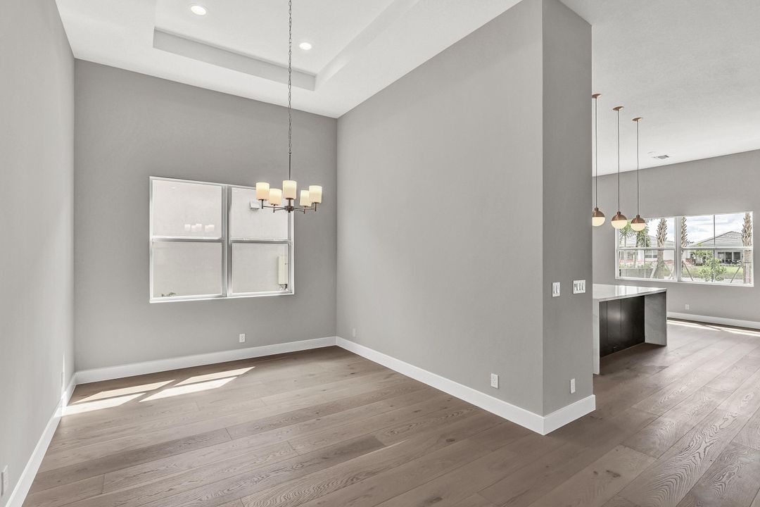 Под контрактом: $1,089,000 (3 спален, 3 ванн, 2718 Квадратных фут)