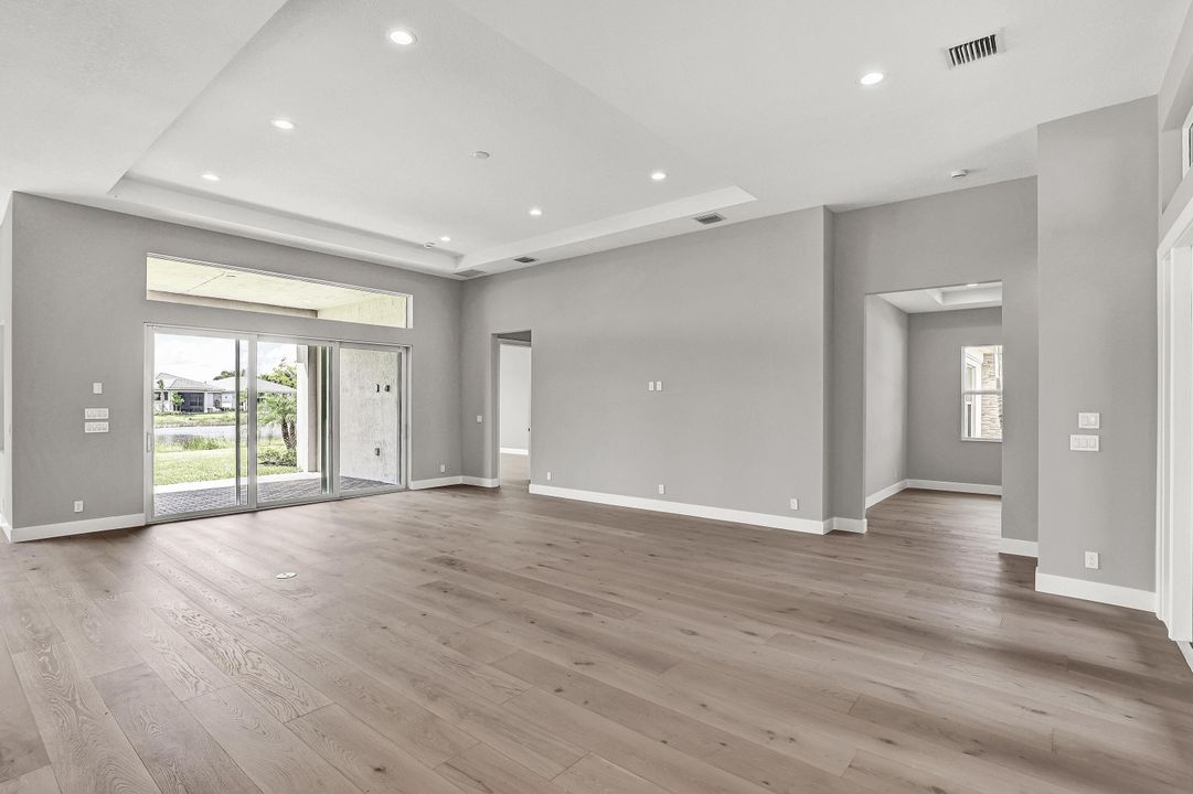 Под контрактом: $1,089,000 (3 спален, 3 ванн, 2718 Квадратных фут)