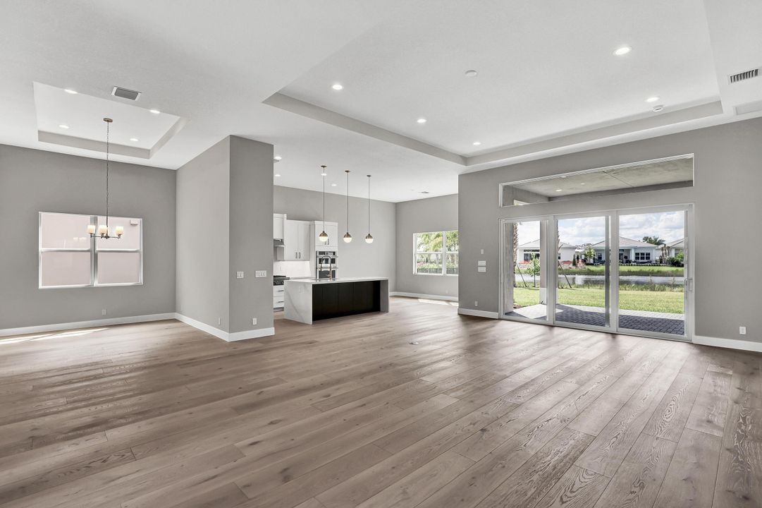 Под контрактом: $1,089,000 (3 спален, 3 ванн, 2718 Квадратных фут)