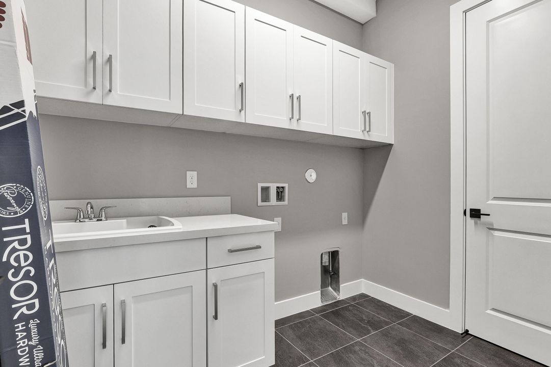 Под контрактом: $1,089,000 (3 спален, 3 ванн, 2718 Квадратных фут)