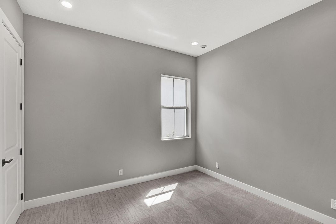 Под контрактом: $1,089,000 (3 спален, 3 ванн, 2718 Квадратных фут)