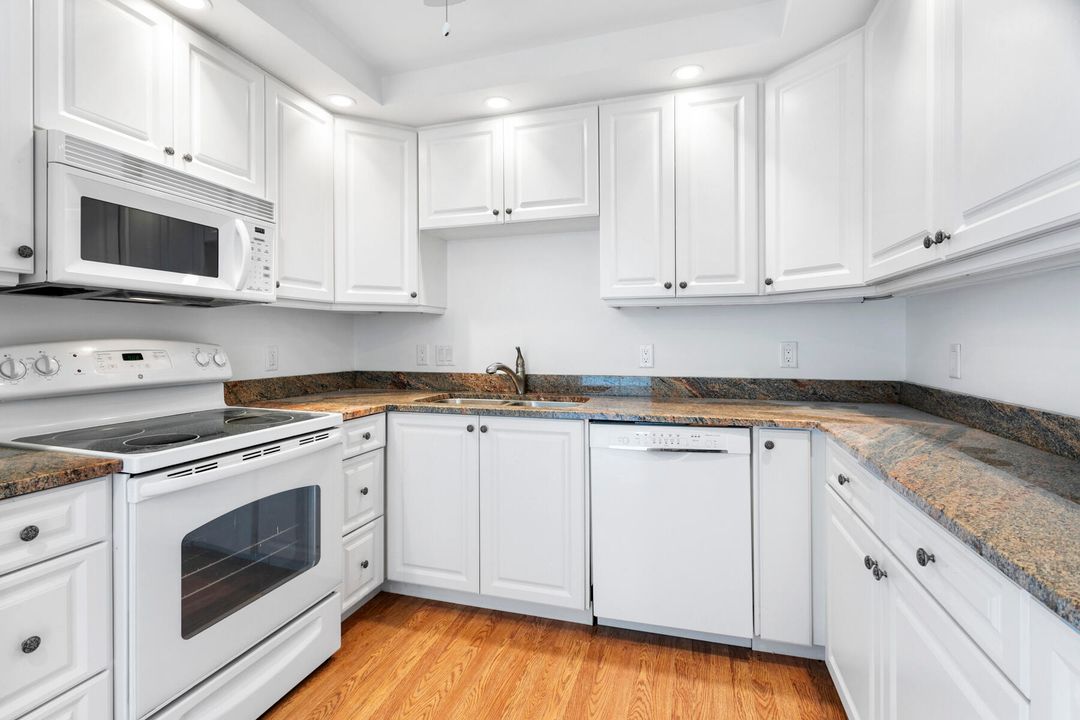 For Sale: $495,000 (2 beds, 2 baths, 1210 Square Feet)