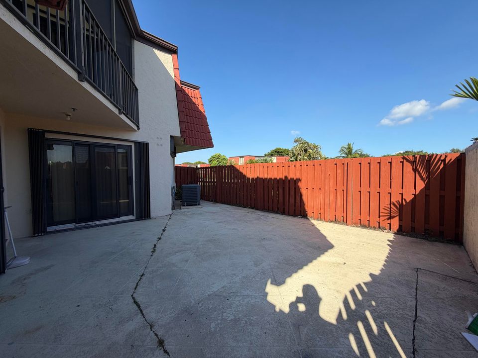 合同活跃: $1,899 (2 贝兹, 2 浴室, 1218 平方英尺)