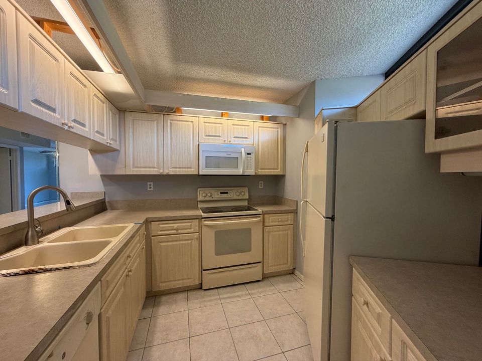 合同活跃: $1,899 (2 贝兹, 2 浴室, 1218 平方英尺)