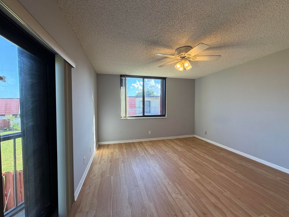 合同活跃: $1,899 (2 贝兹, 2 浴室, 1218 平方英尺)