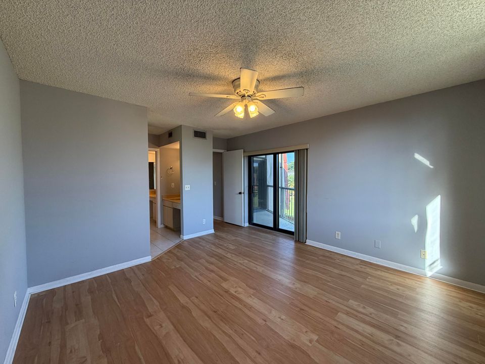 合同活跃: $1,899 (2 贝兹, 2 浴室, 1218 平方英尺)