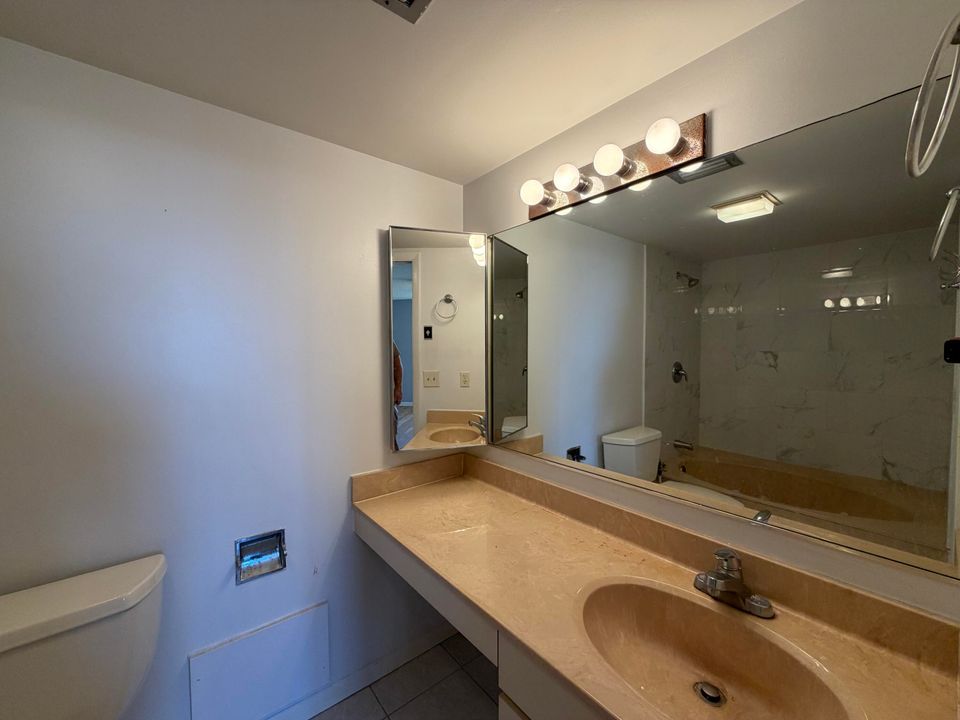 合同活跃: $1,899 (2 贝兹, 2 浴室, 1218 平方英尺)