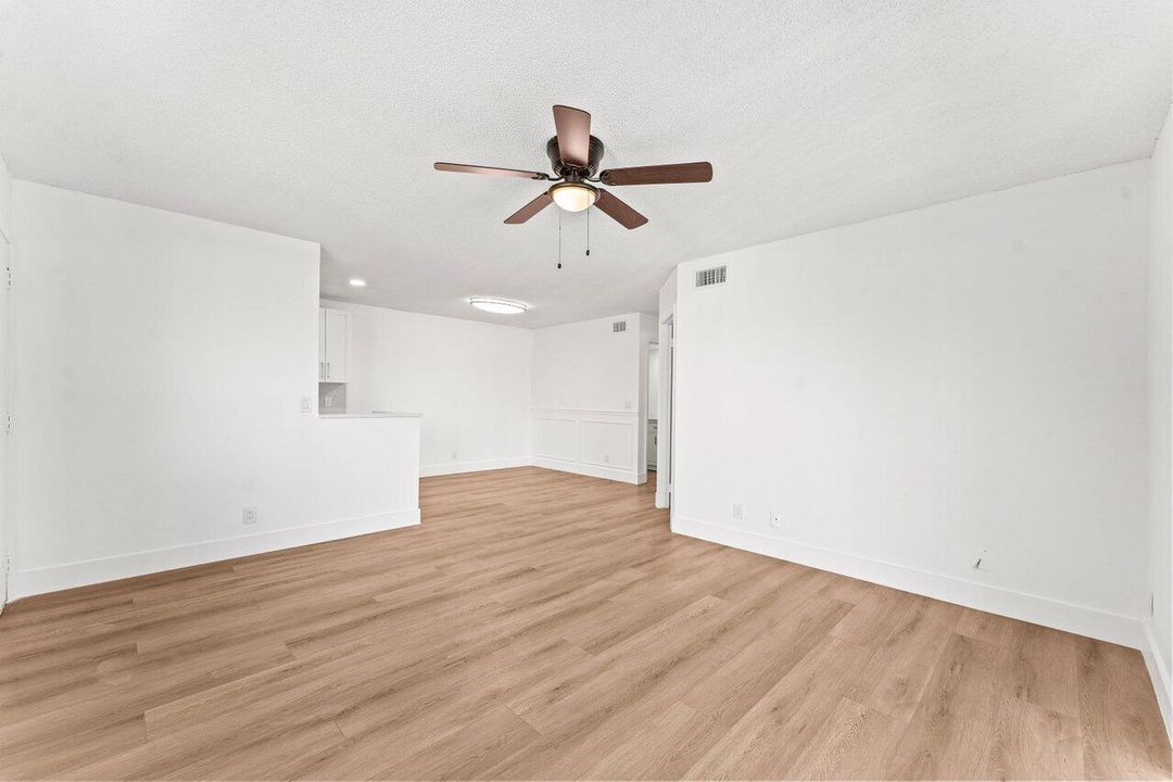 待售: $246,800 (2 贝兹, 2 浴室, 887 平方英尺)