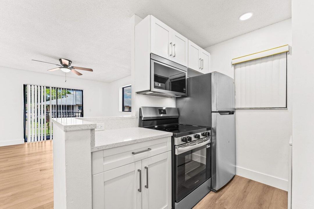 待售: $246,800 (2 贝兹, 2 浴室, 887 平方英尺)