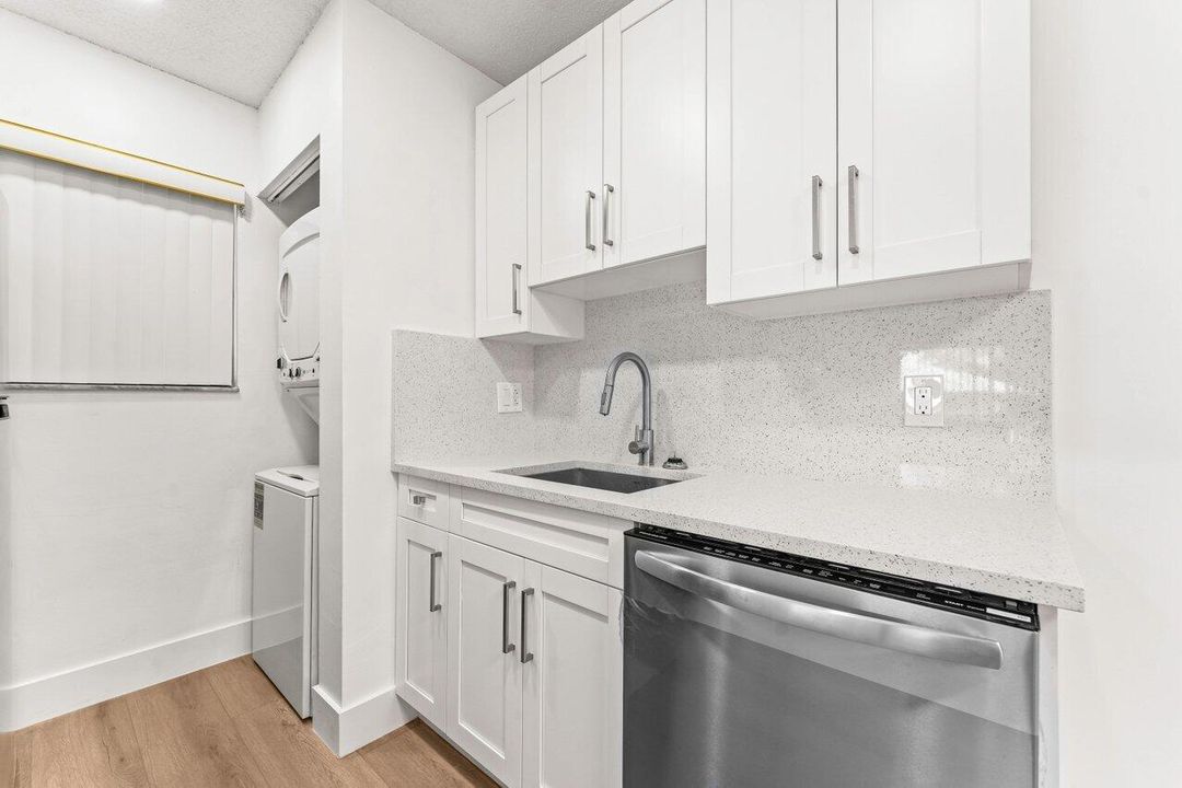 待售: $246,800 (2 贝兹, 2 浴室, 887 平方英尺)