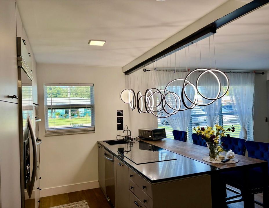 待售: $229,000 (1 贝兹, 1 浴室, 954 平方英尺)