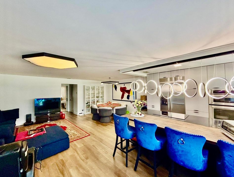 待售: $229,000 (1 贝兹, 1 浴室, 954 平方英尺)