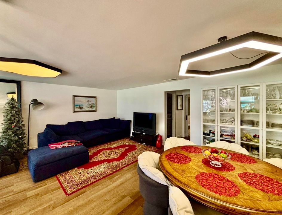 待售: $229,000 (1 贝兹, 1 浴室, 954 平方英尺)