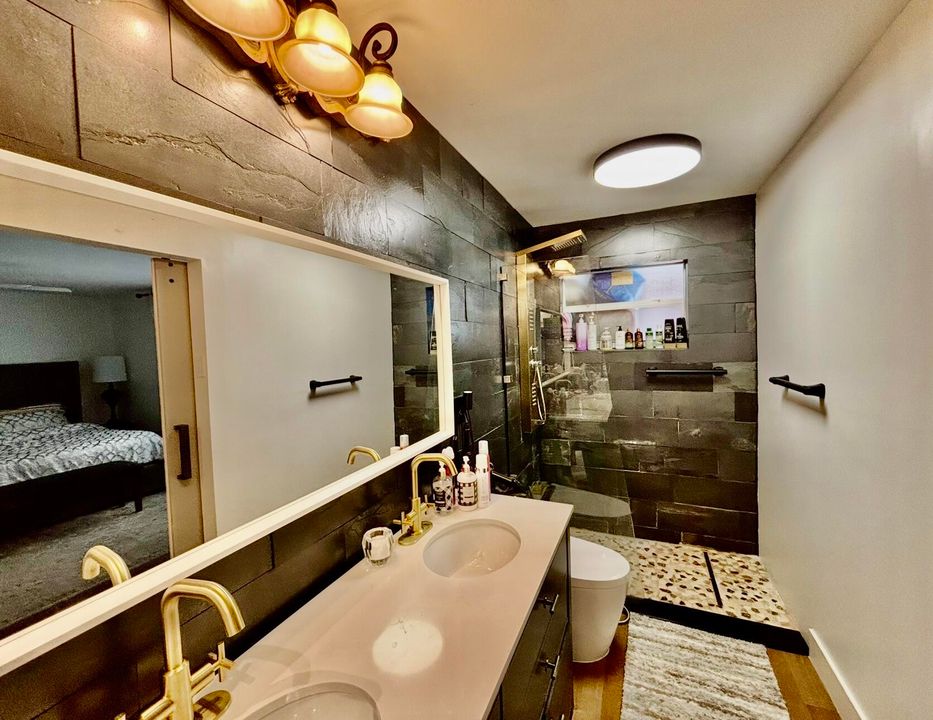 待售: $229,000 (1 贝兹, 1 浴室, 954 平方英尺)