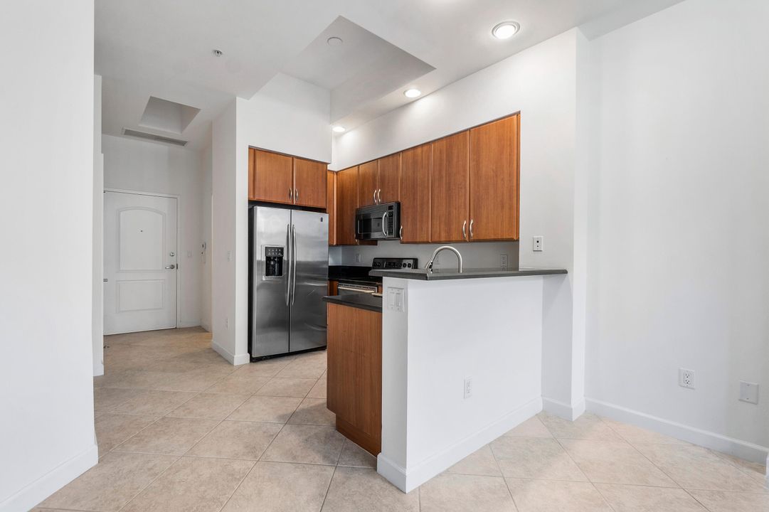 待售: $438,900 (1 贝兹, 1 浴室, 889 平方英尺)