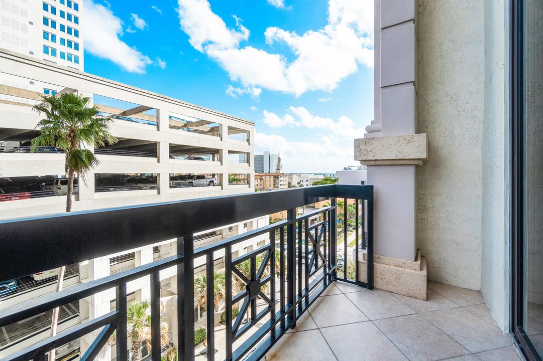 待售: $438,900 (1 贝兹, 1 浴室, 889 平方英尺)