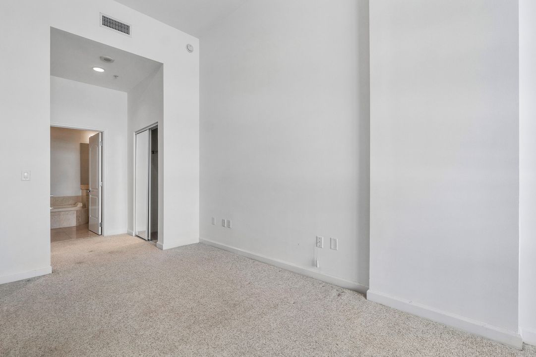 待售: $438,900 (1 贝兹, 1 浴室, 889 平方英尺)