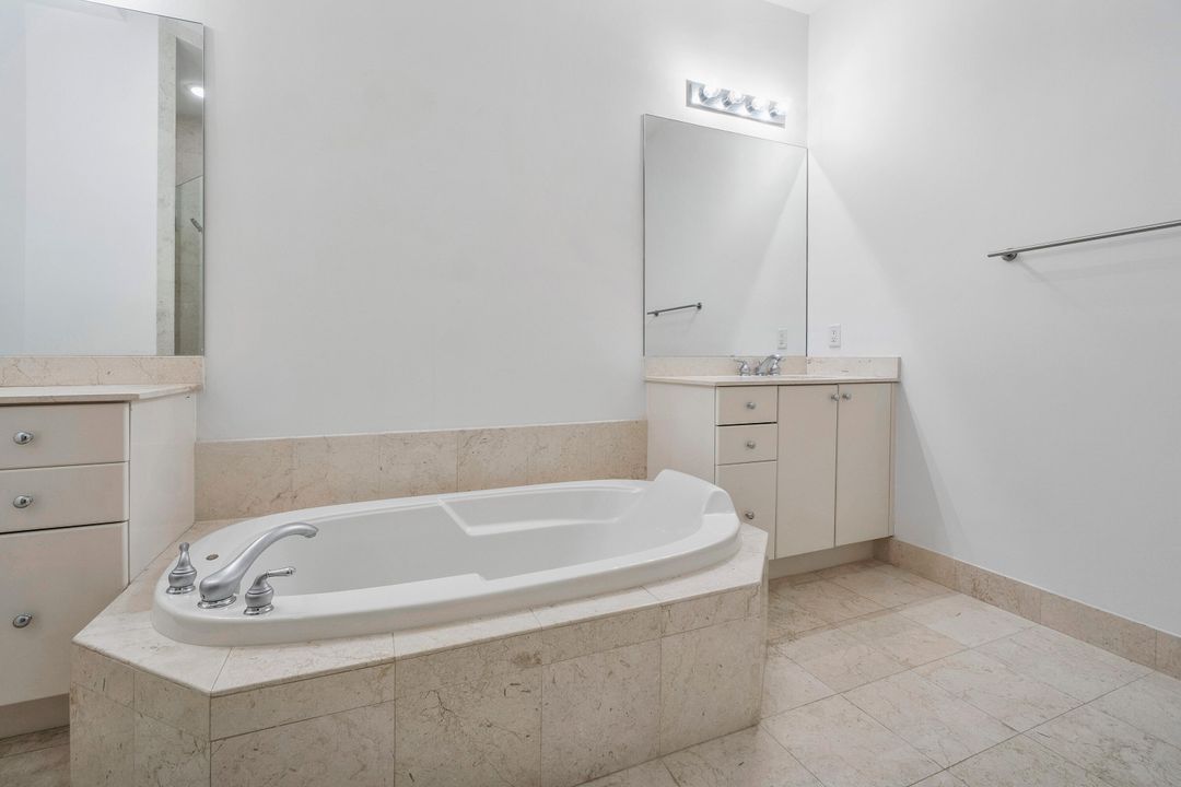 待售: $438,900 (1 贝兹, 1 浴室, 889 平方英尺)