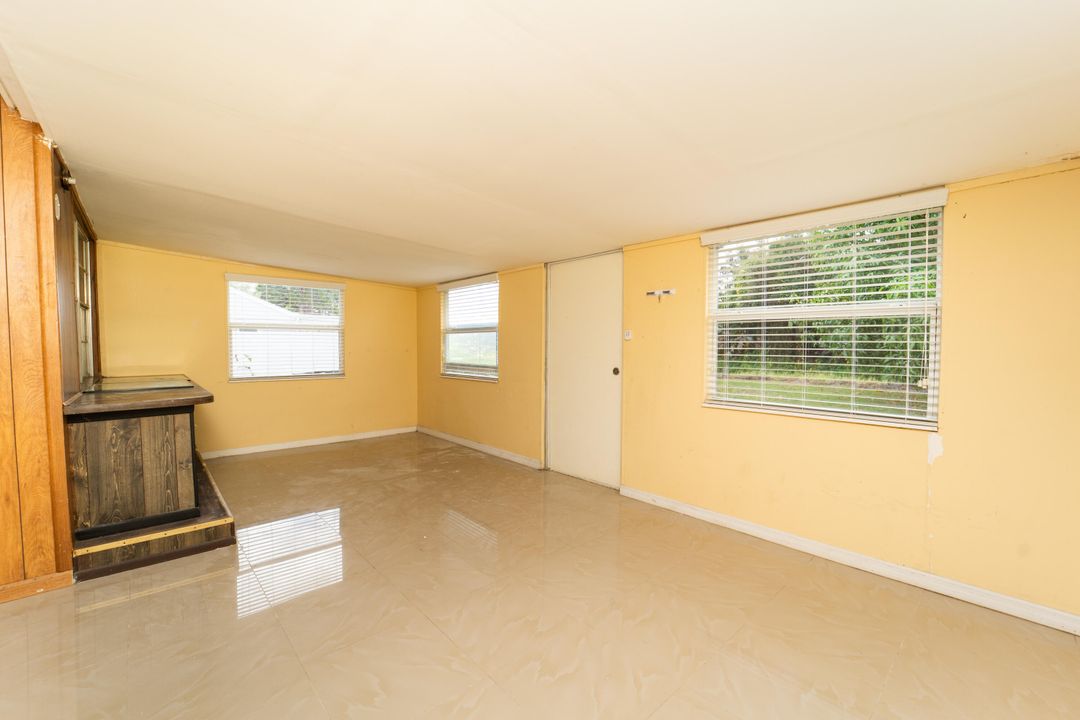 For Sale: $320,000 (3 beds, 2 baths, 1032 Square Feet)