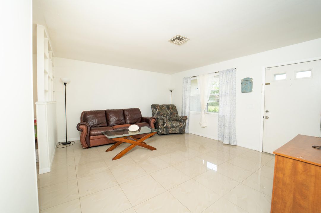 For Sale: $320,000 (3 beds, 2 baths, 1032 Square Feet)