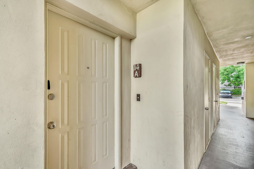 合同活跃: $2,100 (2 贝兹, 2 浴室, 1000 平方英尺)