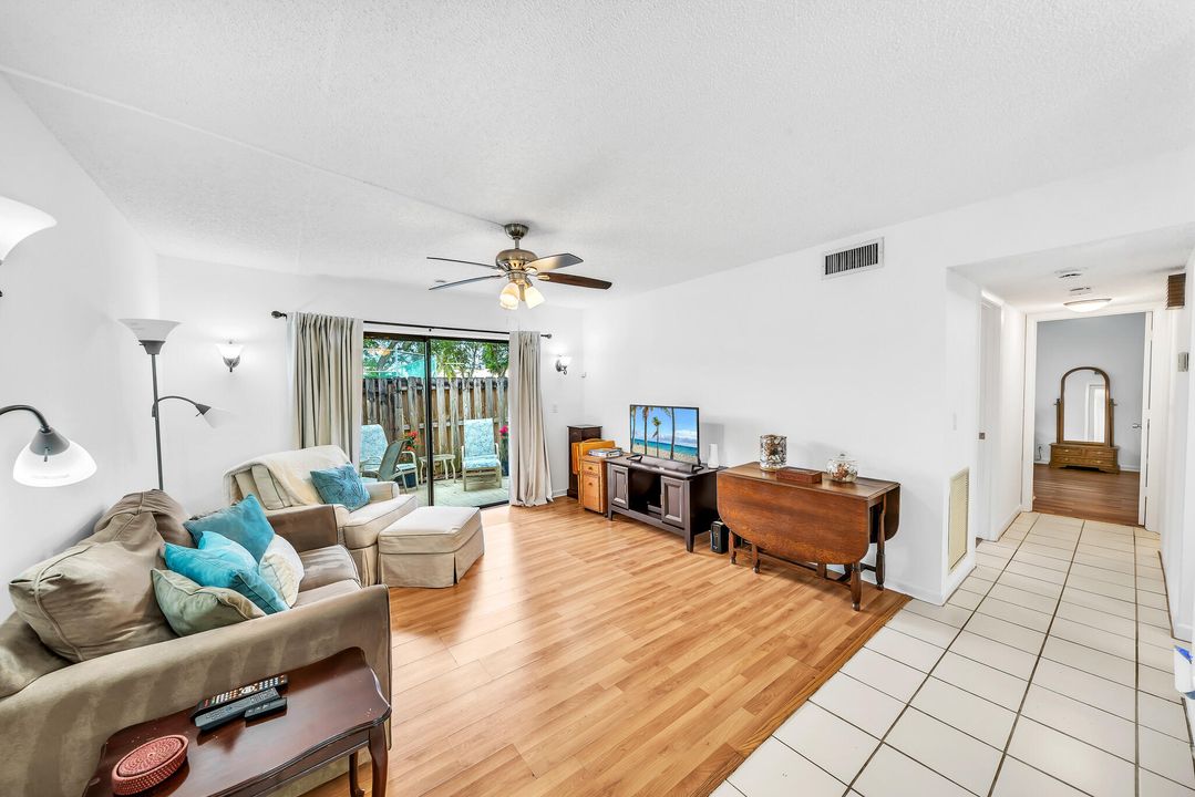 合同活跃: $2,100 (2 贝兹, 2 浴室, 1000 平方英尺)