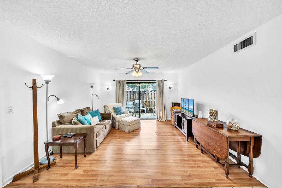 合同活跃: $2,100 (2 贝兹, 2 浴室, 1000 平方英尺)