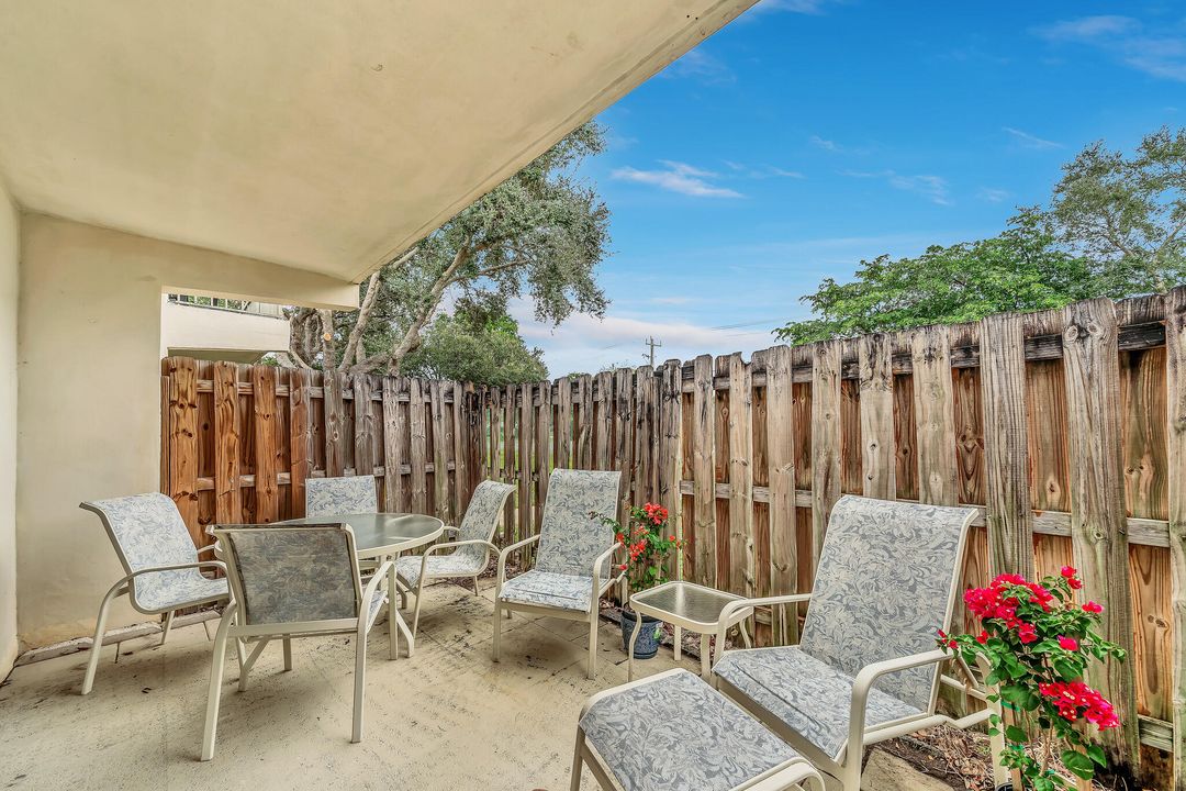 合同活跃: $2,100 (2 贝兹, 2 浴室, 1000 平方英尺)