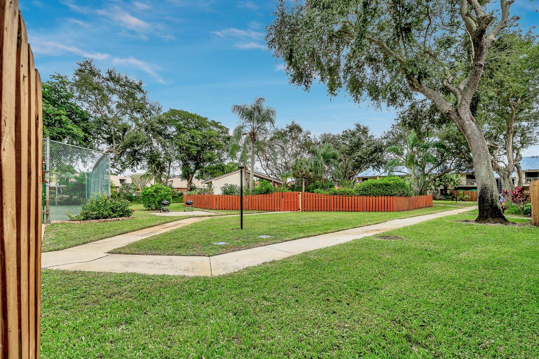 合同活跃: $2,100 (2 贝兹, 2 浴室, 1000 平方英尺)