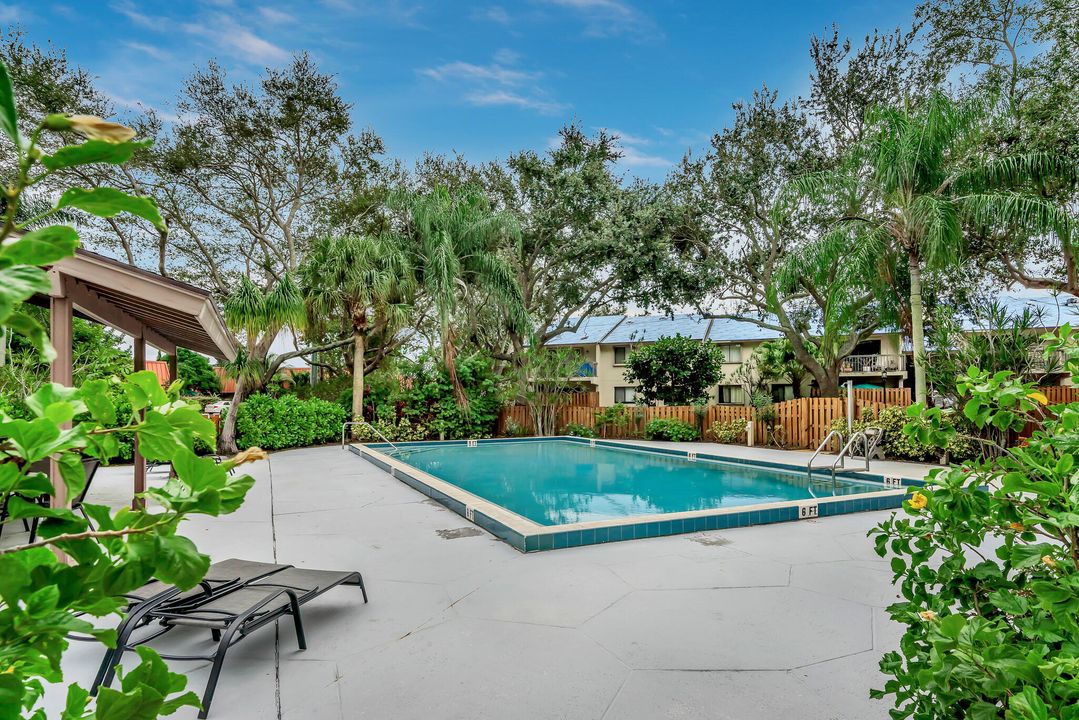 合同活跃: $2,100 (2 贝兹, 2 浴室, 1000 平方英尺)