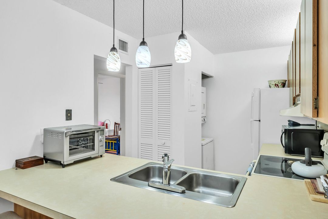 合同活跃: $2,100 (2 贝兹, 2 浴室, 1000 平方英尺)