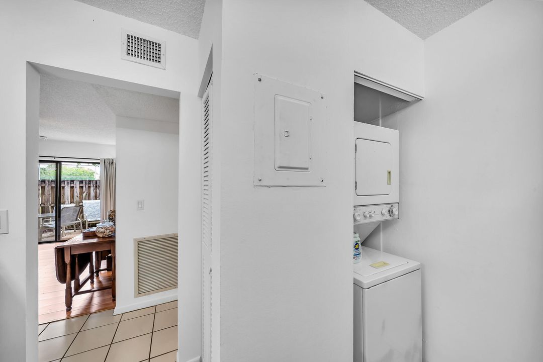 合同活跃: $2,100 (2 贝兹, 2 浴室, 1000 平方英尺)