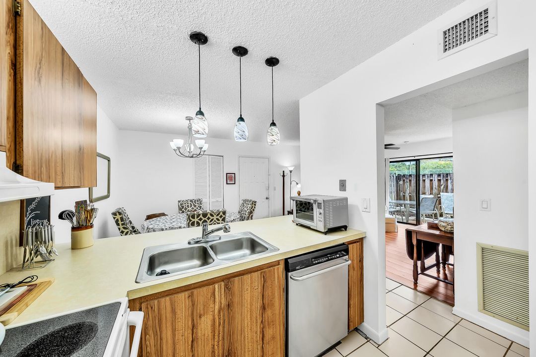 合同活跃: $2,100 (2 贝兹, 2 浴室, 1000 平方英尺)