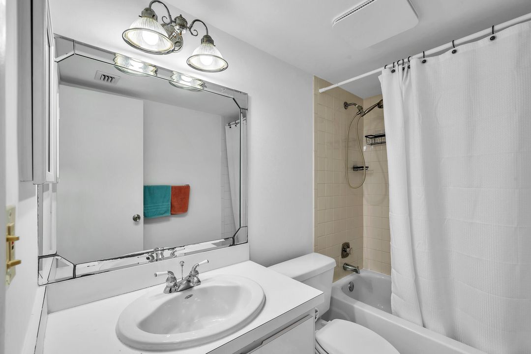 合同活跃: $2,100 (2 贝兹, 2 浴室, 1000 平方英尺)