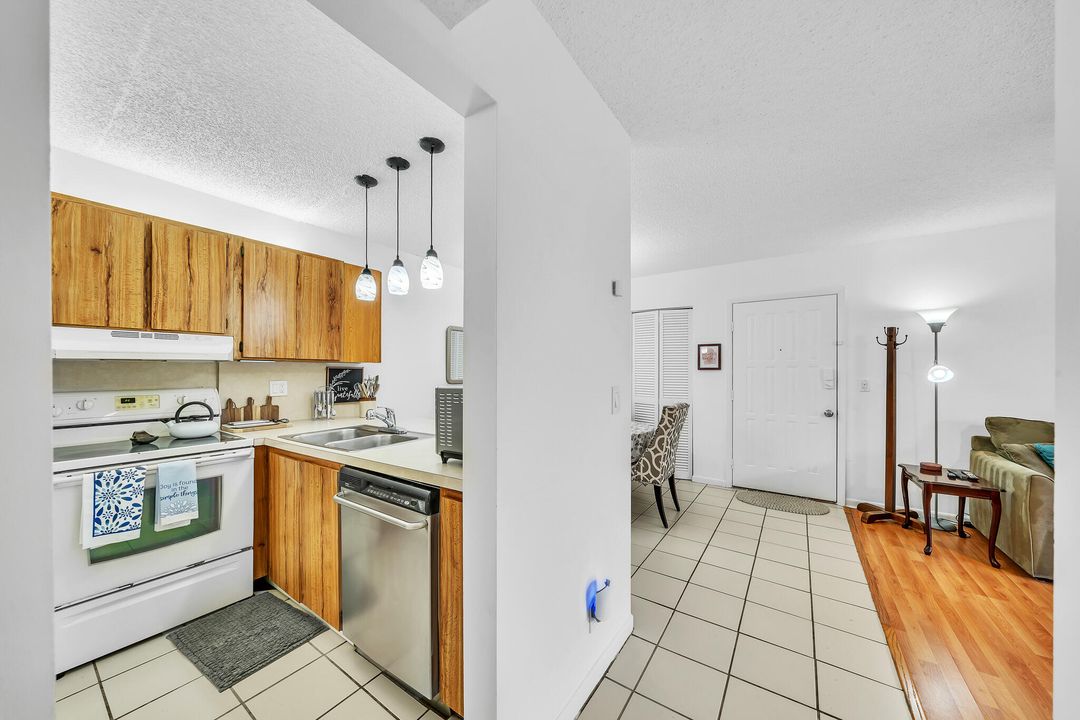 合同活跃: $2,100 (2 贝兹, 2 浴室, 1000 平方英尺)