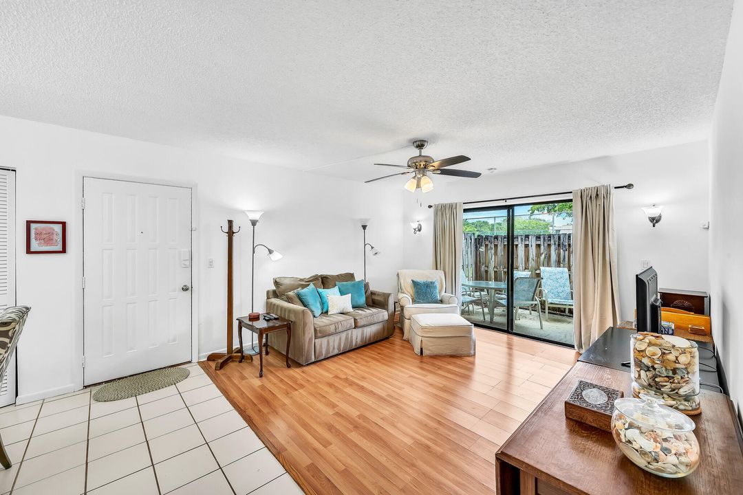 合同活跃: $2,100 (2 贝兹, 2 浴室, 1000 平方英尺)