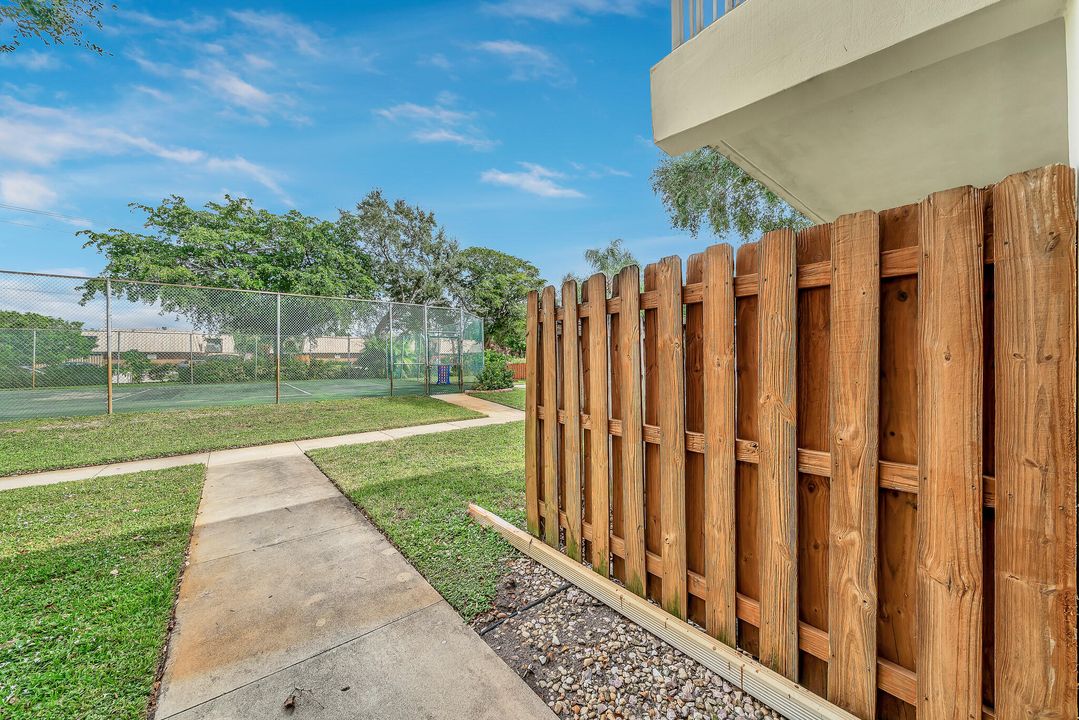 合同活跃: $2,100 (2 贝兹, 2 浴室, 1000 平方英尺)