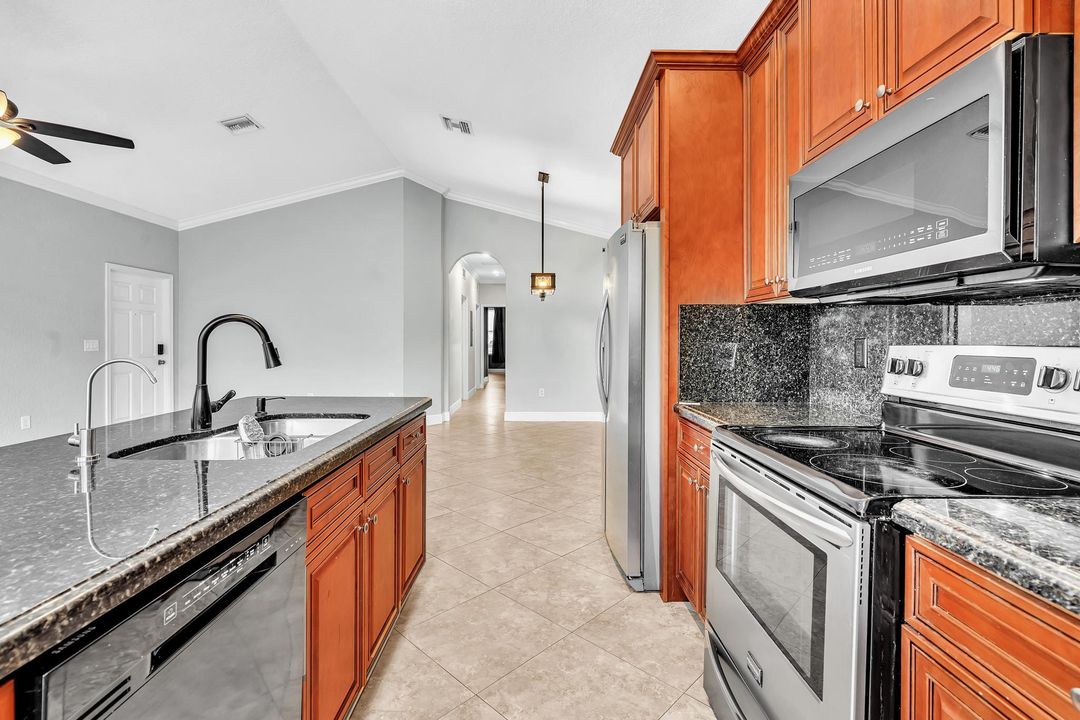 For Sale: $395,000 (3 beds, 2 baths, 1408 Square Feet)