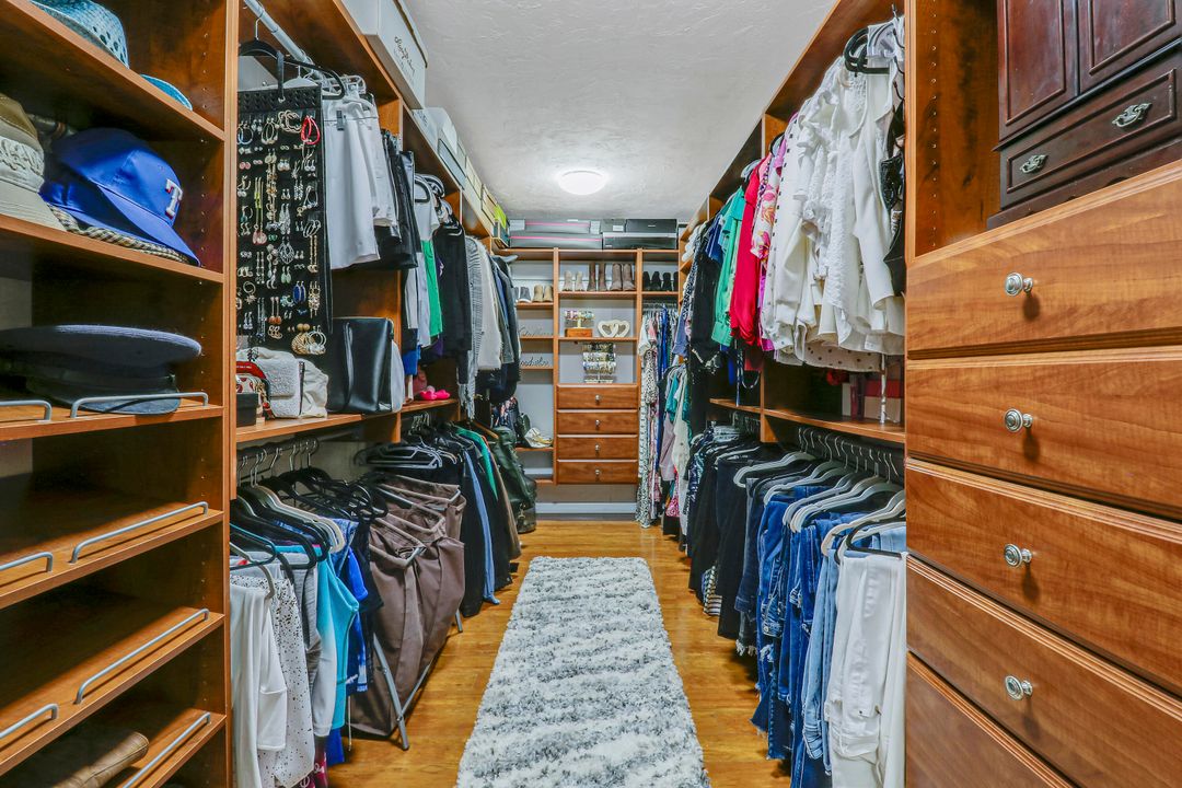 For Sale: $1,250,000 (3 beds, 2 baths, 2432 Square Feet)