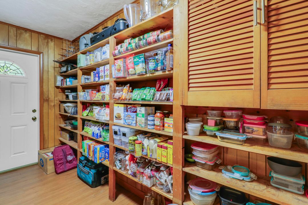 For Sale: $1,250,000 (3 beds, 2 baths, 2432 Square Feet)