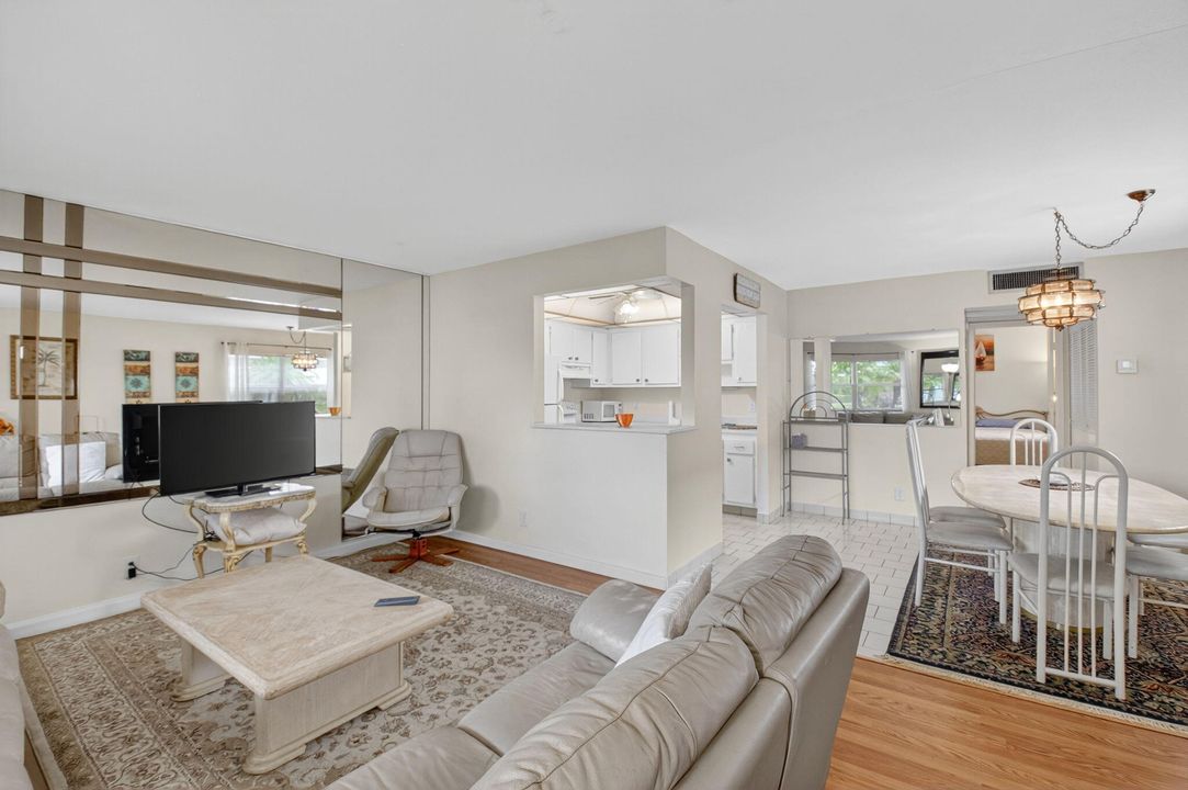 合同活跃: $1,425 (1 贝兹, 1 浴室, 720 平方英尺)