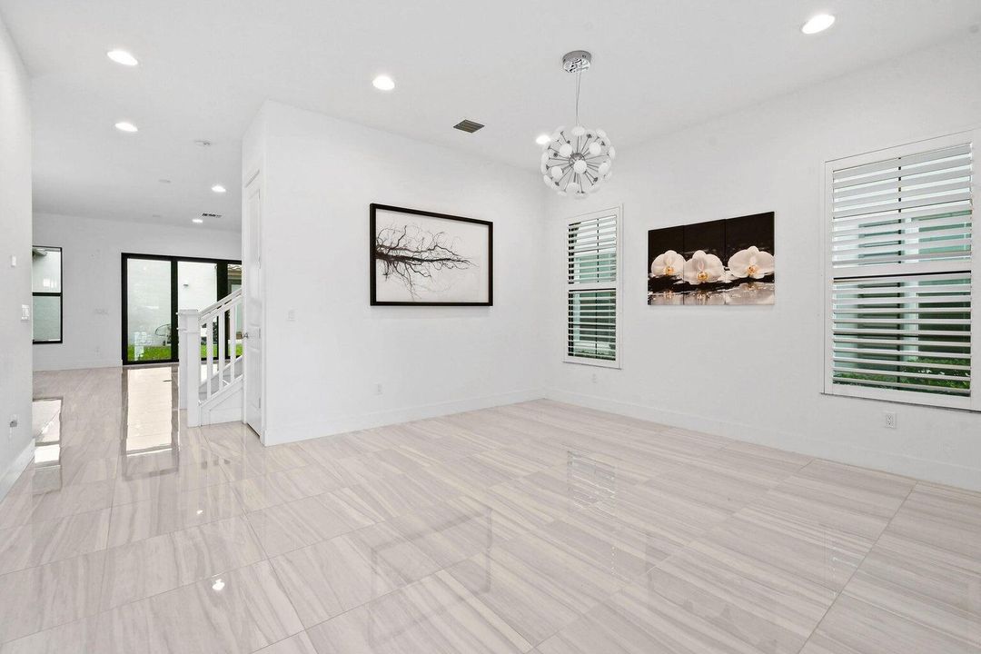 Под контрактом: $8,200 (5 спален, 4 ванн, 3760 Квадратных фут)