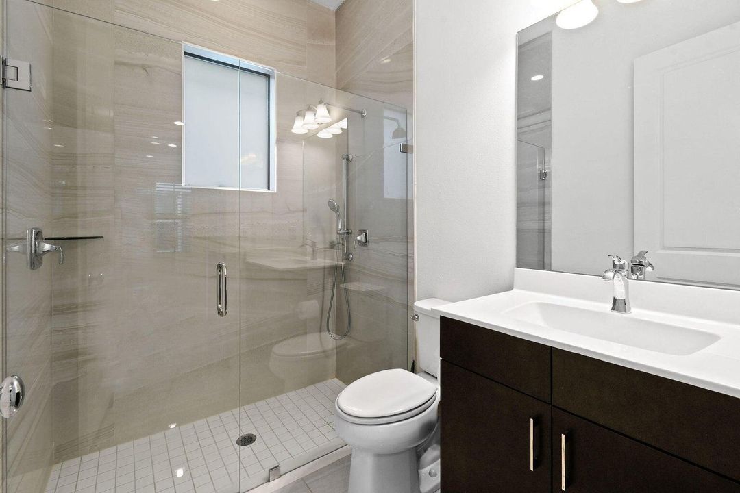 Под контрактом: $8,200 (5 спален, 4 ванн, 3760 Квадратных фут)