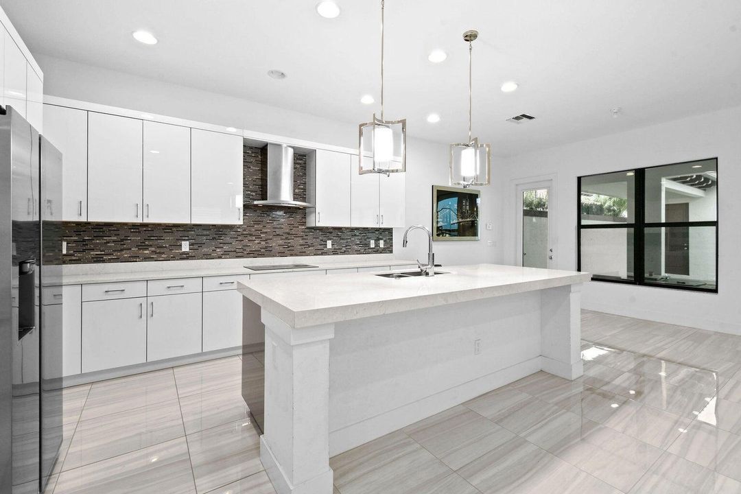 Под контрактом: $8,200 (5 спален, 4 ванн, 3760 Квадратных фут)