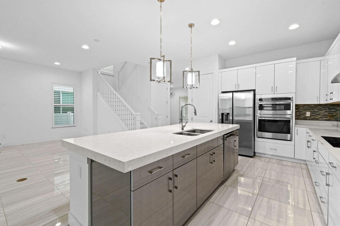 Под контрактом: $8,200 (5 спален, 4 ванн, 3760 Квадратных фут)