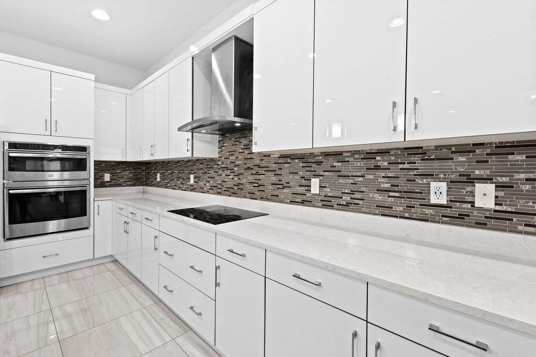 Под контрактом: $8,200 (5 спален, 4 ванн, 3760 Квадратных фут)