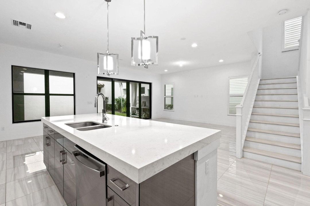 Под контрактом: $8,200 (5 спален, 4 ванн, 3760 Квадратных фут)