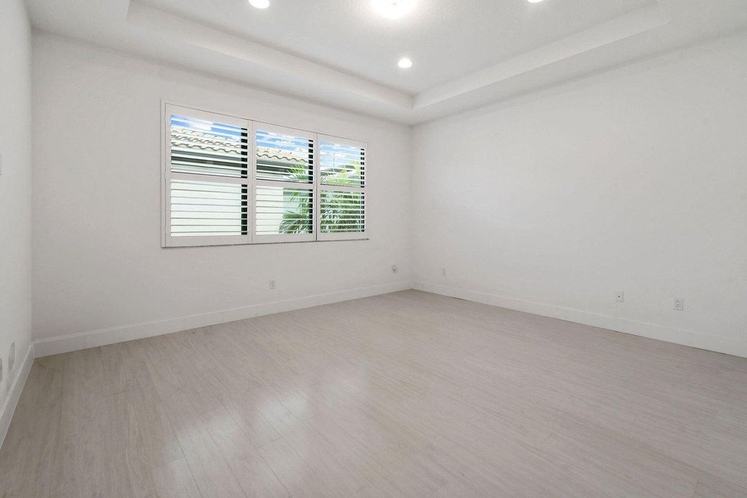 Под контрактом: $8,200 (5 спален, 4 ванн, 3760 Квадратных фут)