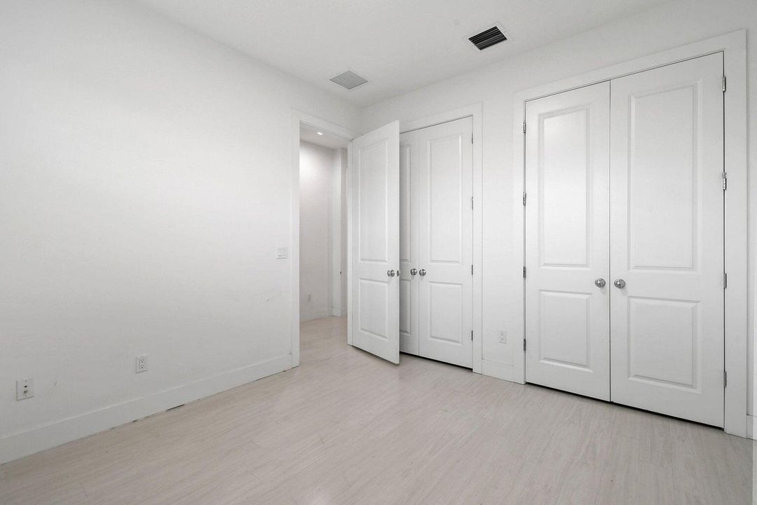 Под контрактом: $8,200 (5 спален, 4 ванн, 3760 Квадратных фут)