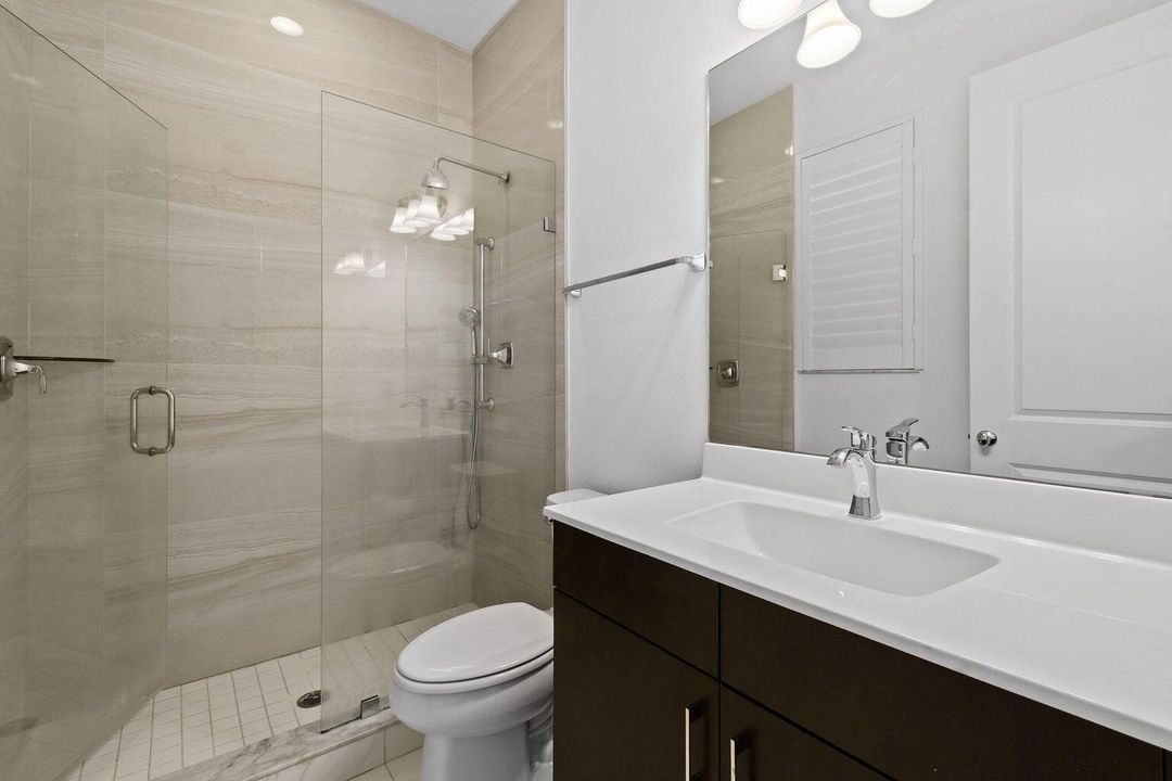 Под контрактом: $8,200 (5 спален, 4 ванн, 3760 Квадратных фут)